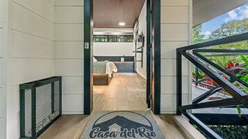 Ropa de cama de alta calidad y caja de seguridad en la habitación