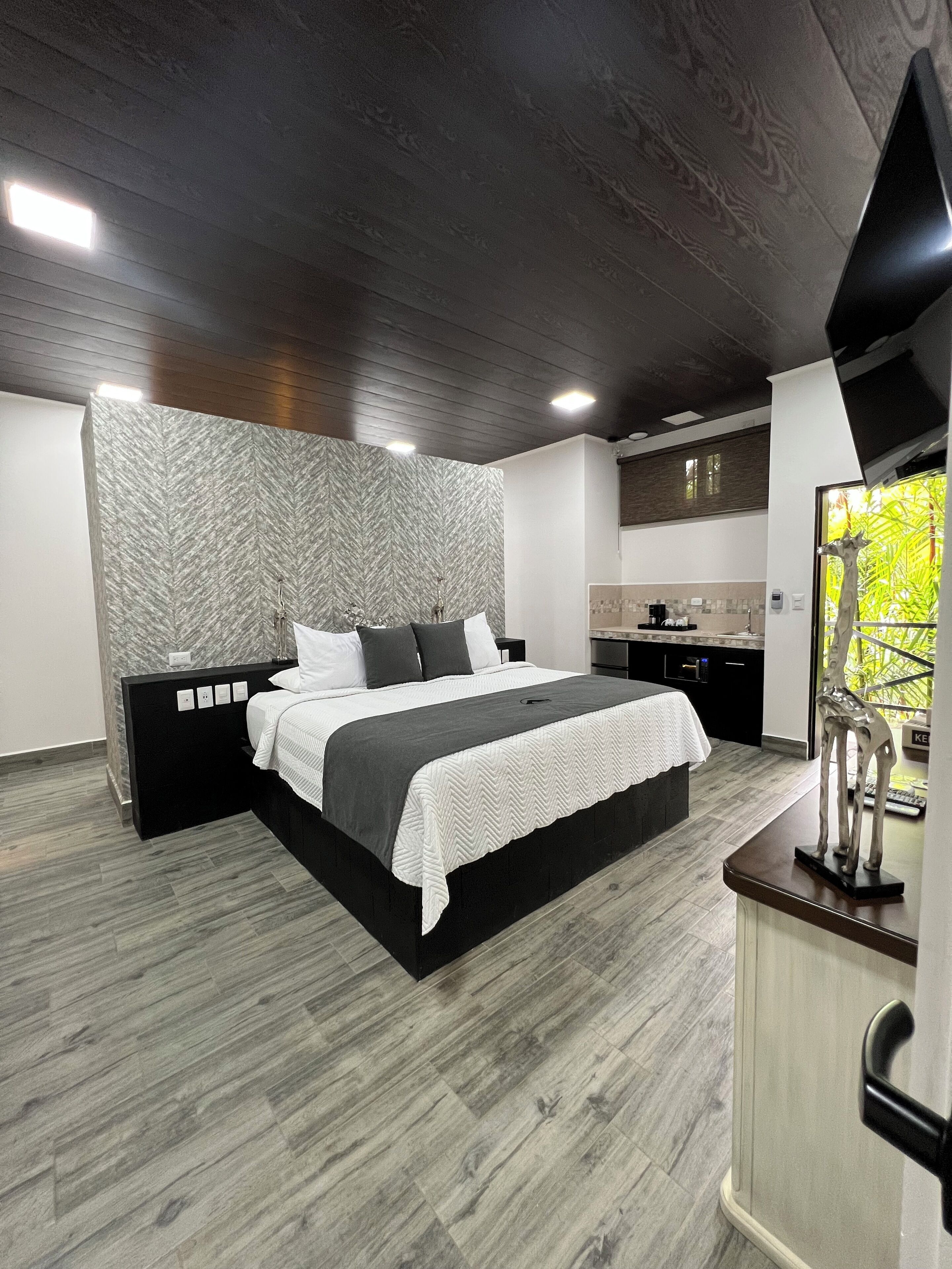 Habitación superior | Ropa de cama de alta calidad y caja de seguridad en la habitación 