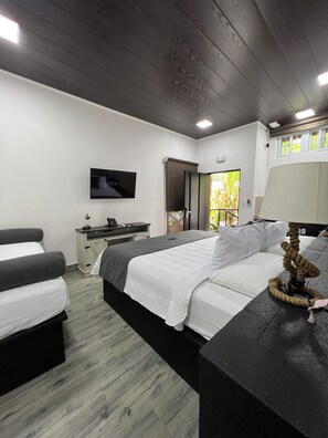 Ropa de cama de alta calidad y caja de seguridad en la habitación 