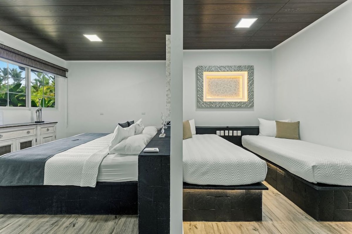 Premium bedding, in-room safe, blackout curtains, free cots/infant beds