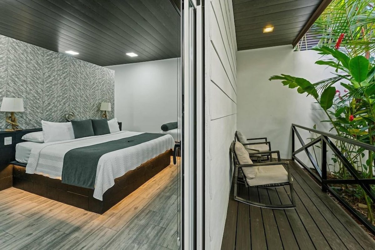 Premium bedding, in-room safe, blackout curtains, free cots/infant beds