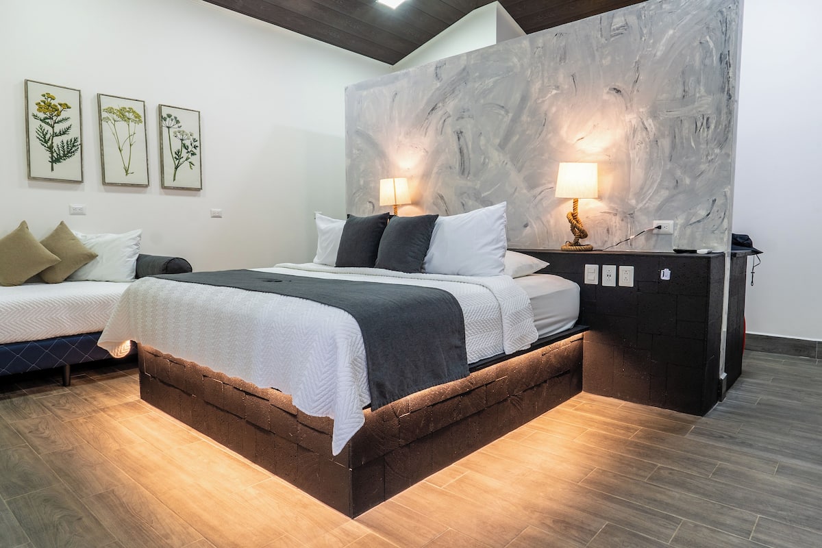 Luxe beddengoed, een kluis op de kamer, individueel gedecoreerd