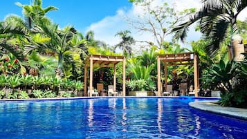 2 piscinas al aire libre, sombrillas, sillones reclinables de piscina