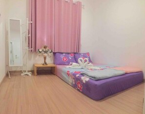 Family House | 2 bedrooms, iron/ironing board, free WiFi - Private House in Sriracha (Si Racha)