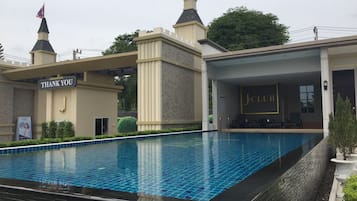 Hồ bơi ngoài trời