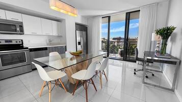 Full-sized fridge, microwave, oven, stovetop