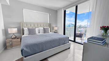 Premium-Penthouse, 1 Schlafzimmer, Balkon, Stadtblick | 2 Schlafzimmer, hochwertige Bettwaren, Zimmersafe, individuell dekoriert