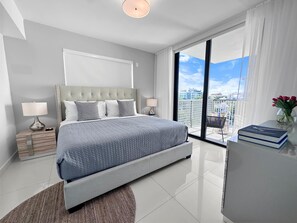 Premium Penthouse, 1 Bedroom, Balcony, City View | 2 bilik tidur, peralatan tempat tidur premium, peti besi dalam bilik 