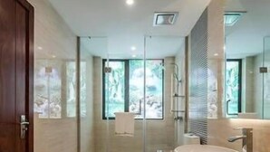 A modern bathroom with a glass shower enclosure, a large mirror, and a marble countertop. - Diyuan Boutique Garden Hotel (Shanghai)