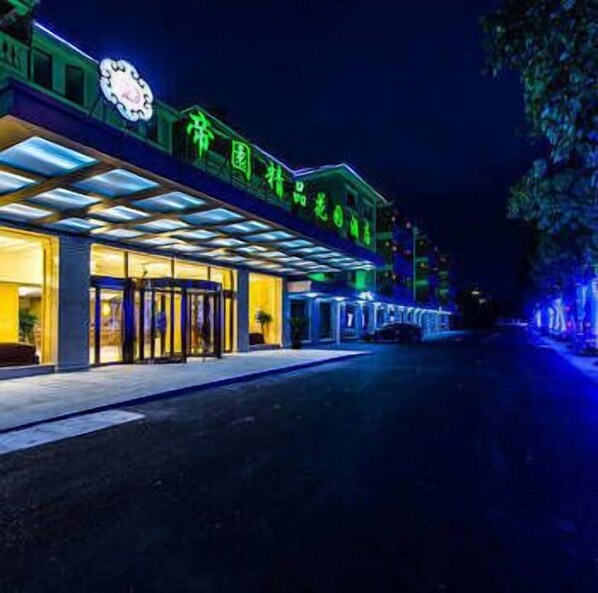 ด้านหน้าที่พัก - ตอ�นเย็น/กลางคืน