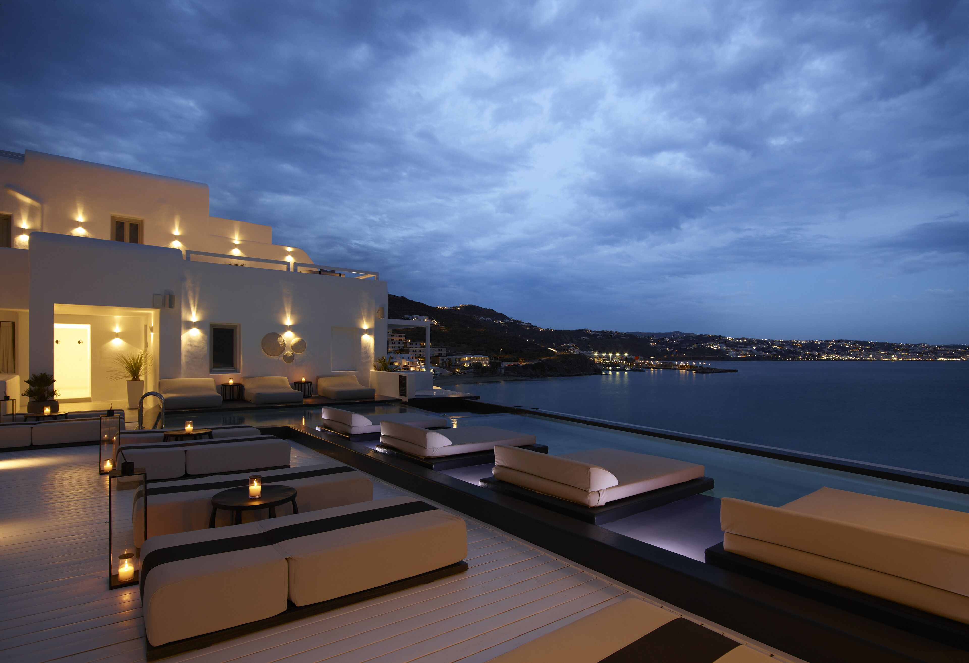 屋外プール、プール パラソル、サンラウンジャー