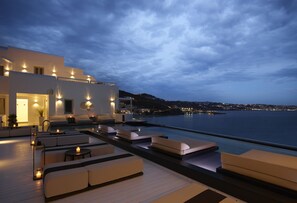 Alberca al aire libre, sombrillas en la alberca y camastros 