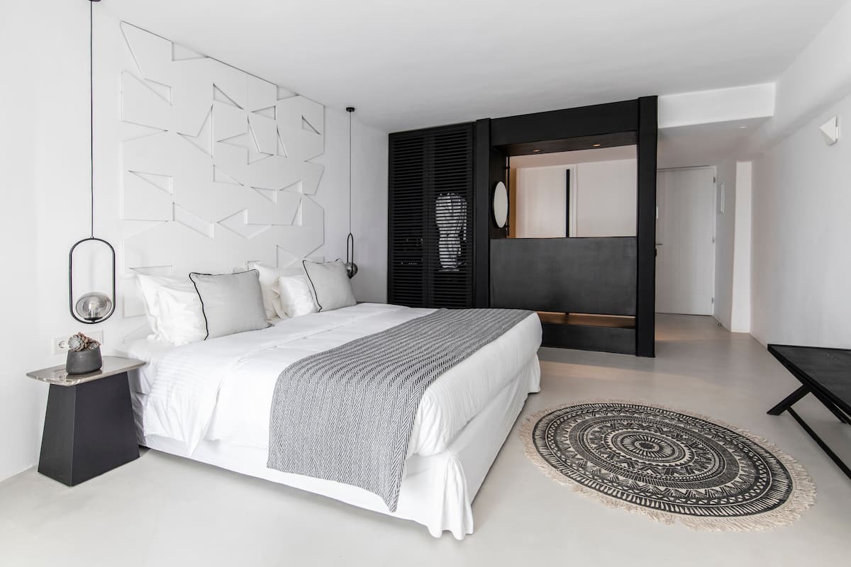 Kamar (Essential) | Minibar, brankas, dan didekorasi berbeda-beda