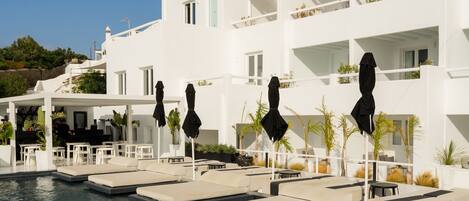 Piscina a l'aire lliure, para-sols i gandules