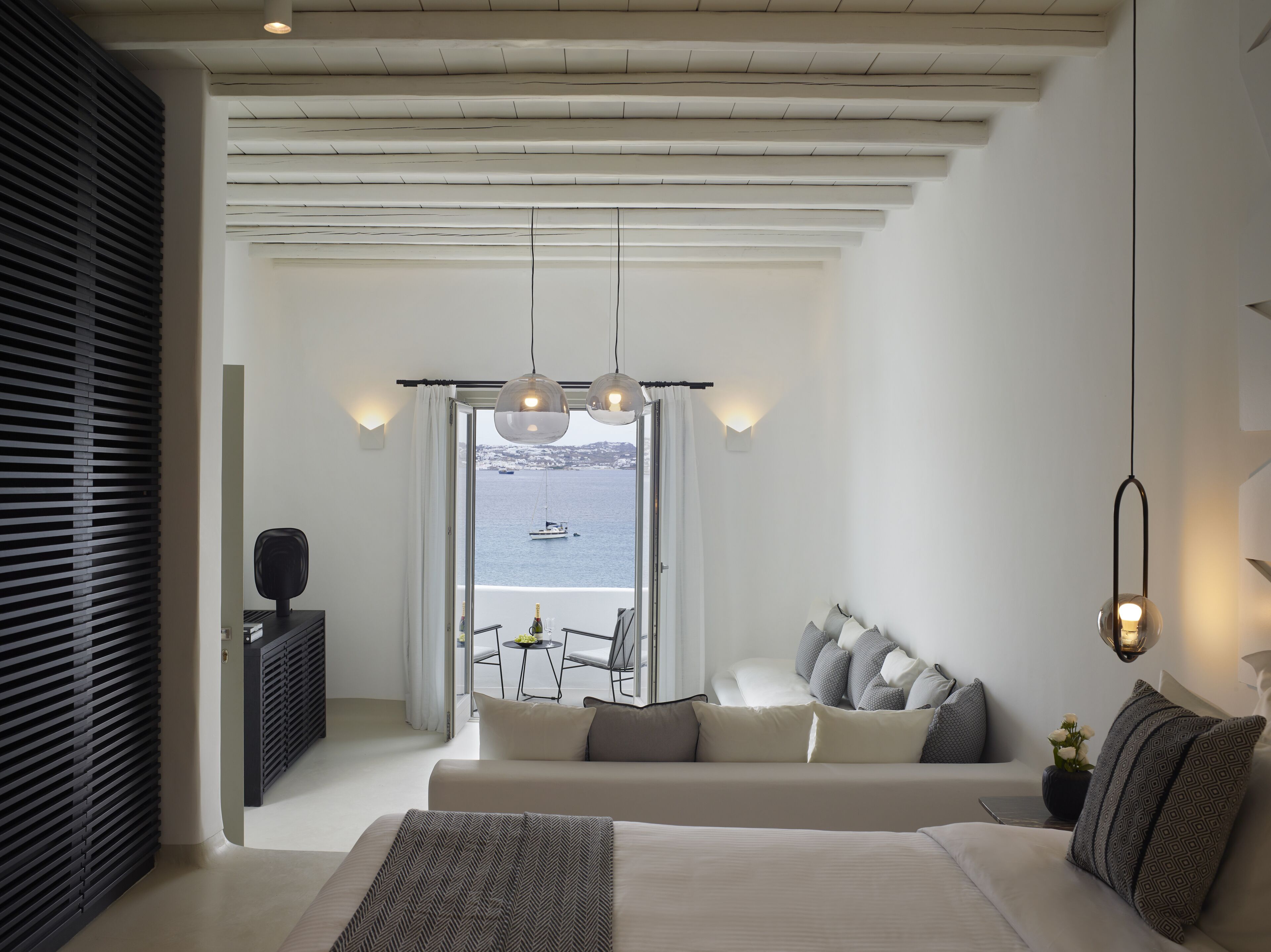 Junior suite, uitzicht op zee | Een minibar, een kluis op de kamer, individueel gedecoreerd