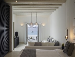 Suite junior, vista al mar | Minibar, caja de seguridad en la habitación y decoración personalizada 