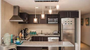 Departamento de lujo, 1 cama Queen size, vista al océano | Cocina privada | Refrigerador con congelador, microondas y parrilla de estufa