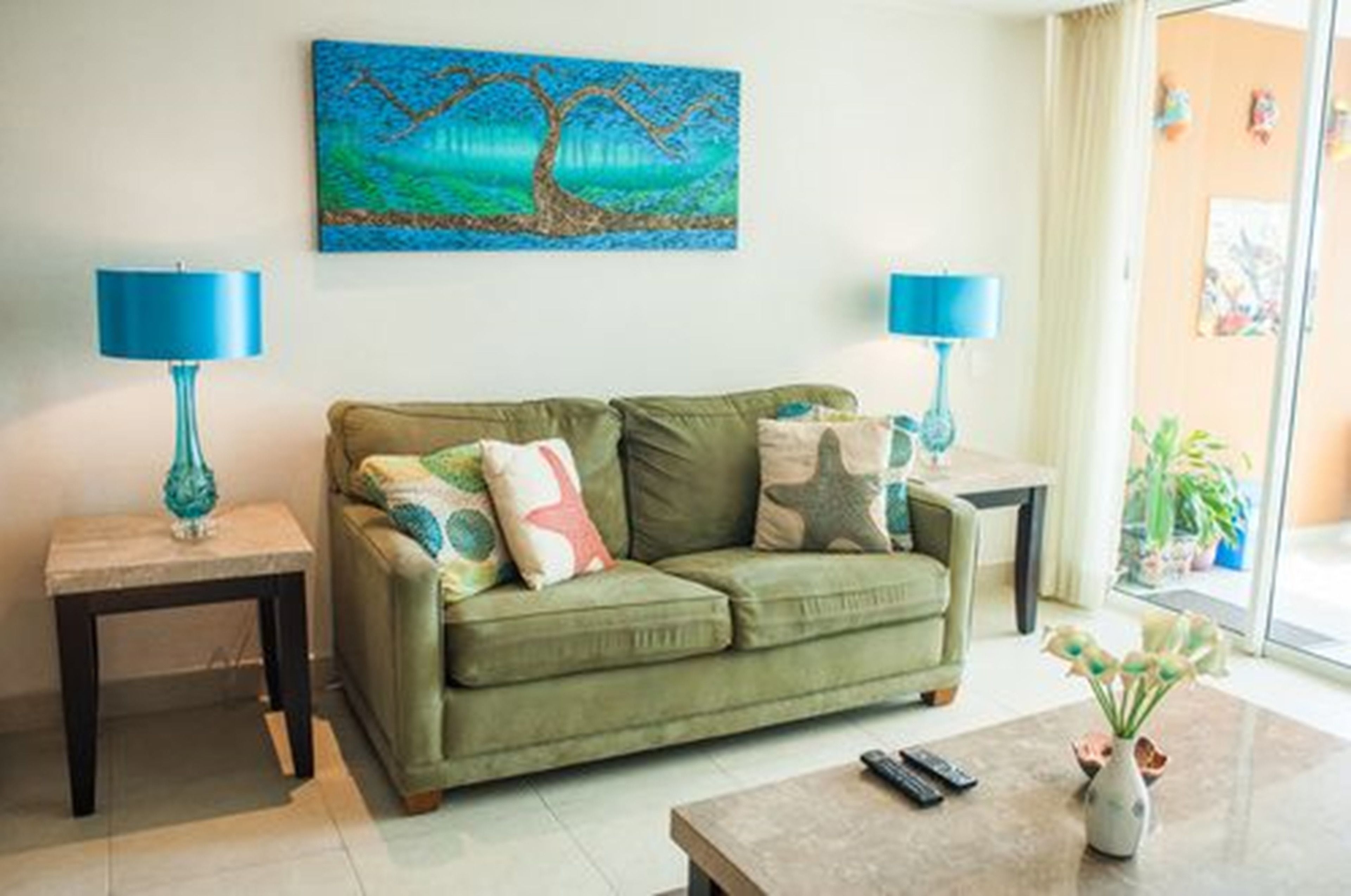 Departamento de lujo, 1 cama Queen size, vista al océano | Sala de estar | Televisión LED 