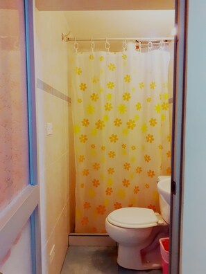 Bathroom shower - Hostal Kuntur Cusco (Cusco)