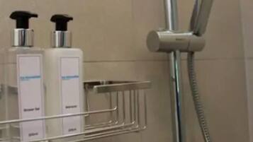 Maison mitoyenne, 6 chambres, non-fumeur | Douche de la salle de bain