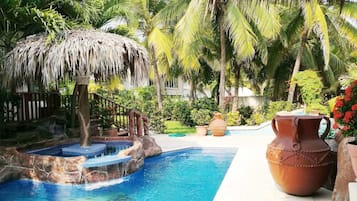 2 hồ bơi ngoài trời