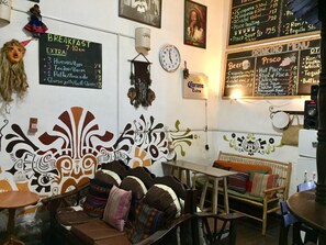 فطور أوروبي مجانًا يوميًا