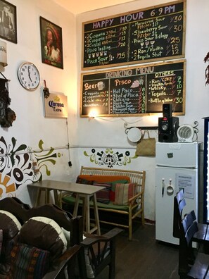 朝食 (コンチネンタル ブレックファスト)、毎日提供 (無料)