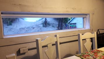 Standard-Haus, 2 Schlafzimmer, eigenes Bad | Essbereich im Zimmer