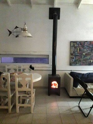 Standard House, 2 Bedrooms, Private Bathroom | Ruang tamu | TV, pendiangan 