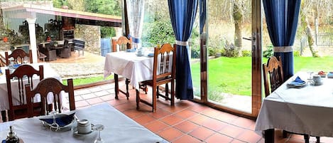 Ilmainen päivittäinen mannermainen aamiainen