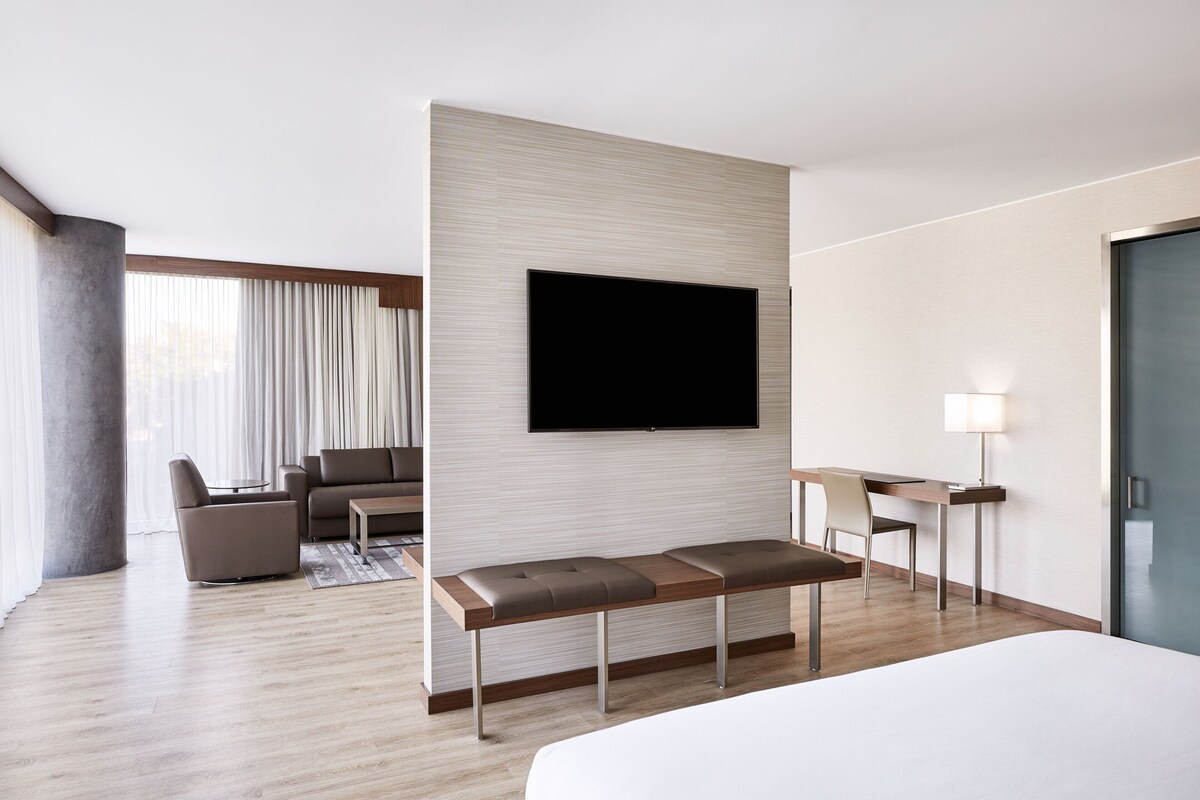 Pillowtop beds, in-room safe, desk, laptop workspace