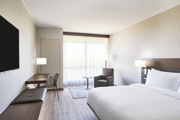 加厚床垫、客房内保险箱、办公桌、笔记本电脑工作区