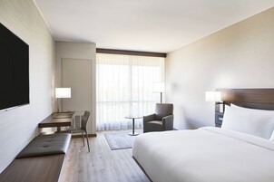 Colchones con pillow-top y caja de seguridad en la habitación 