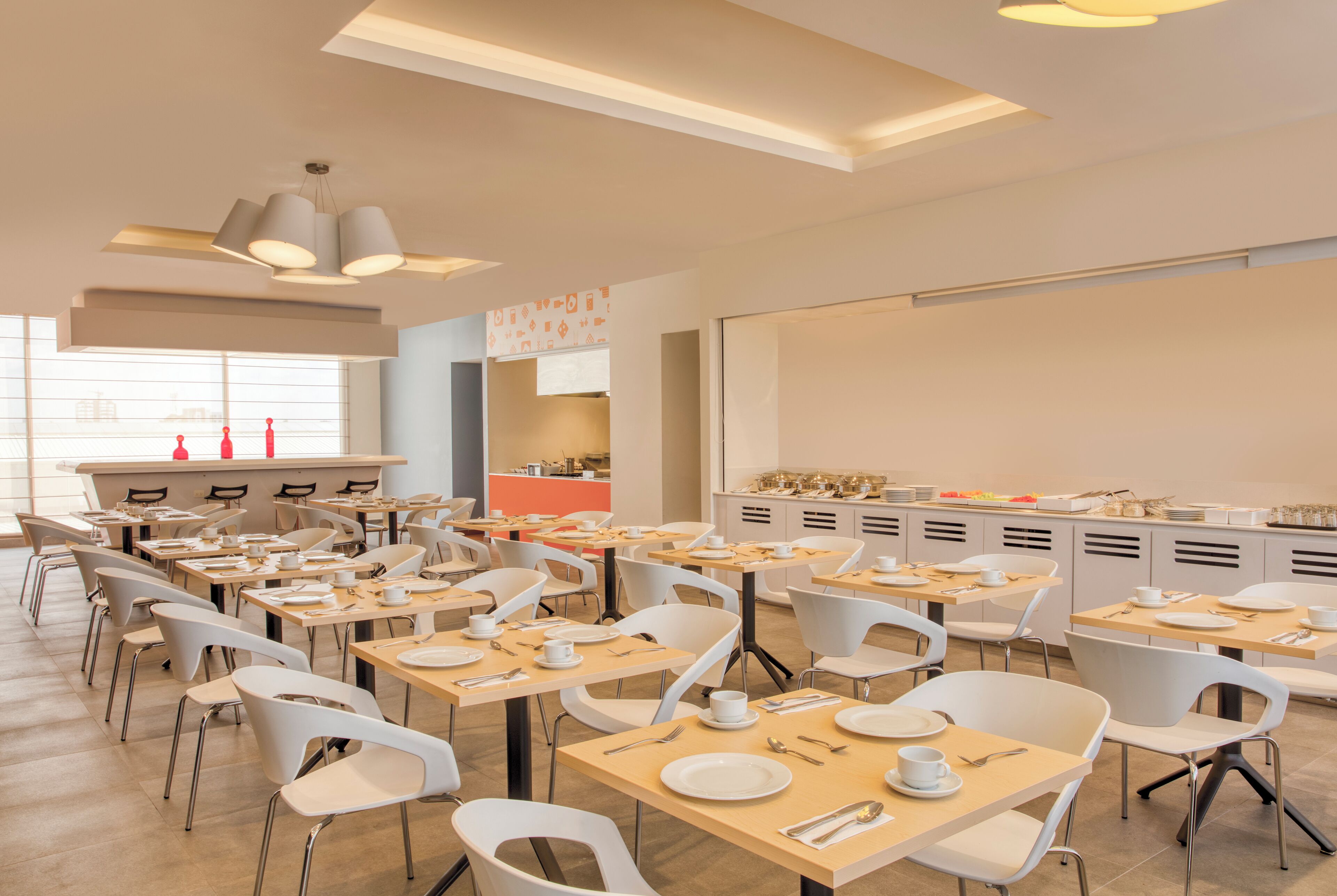 بوفيه فطور مجانًا يوميًا