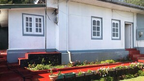 A white building with three windows and a red entrance. - White Cottage Nuwara Eliya (Nuwara Eliya)