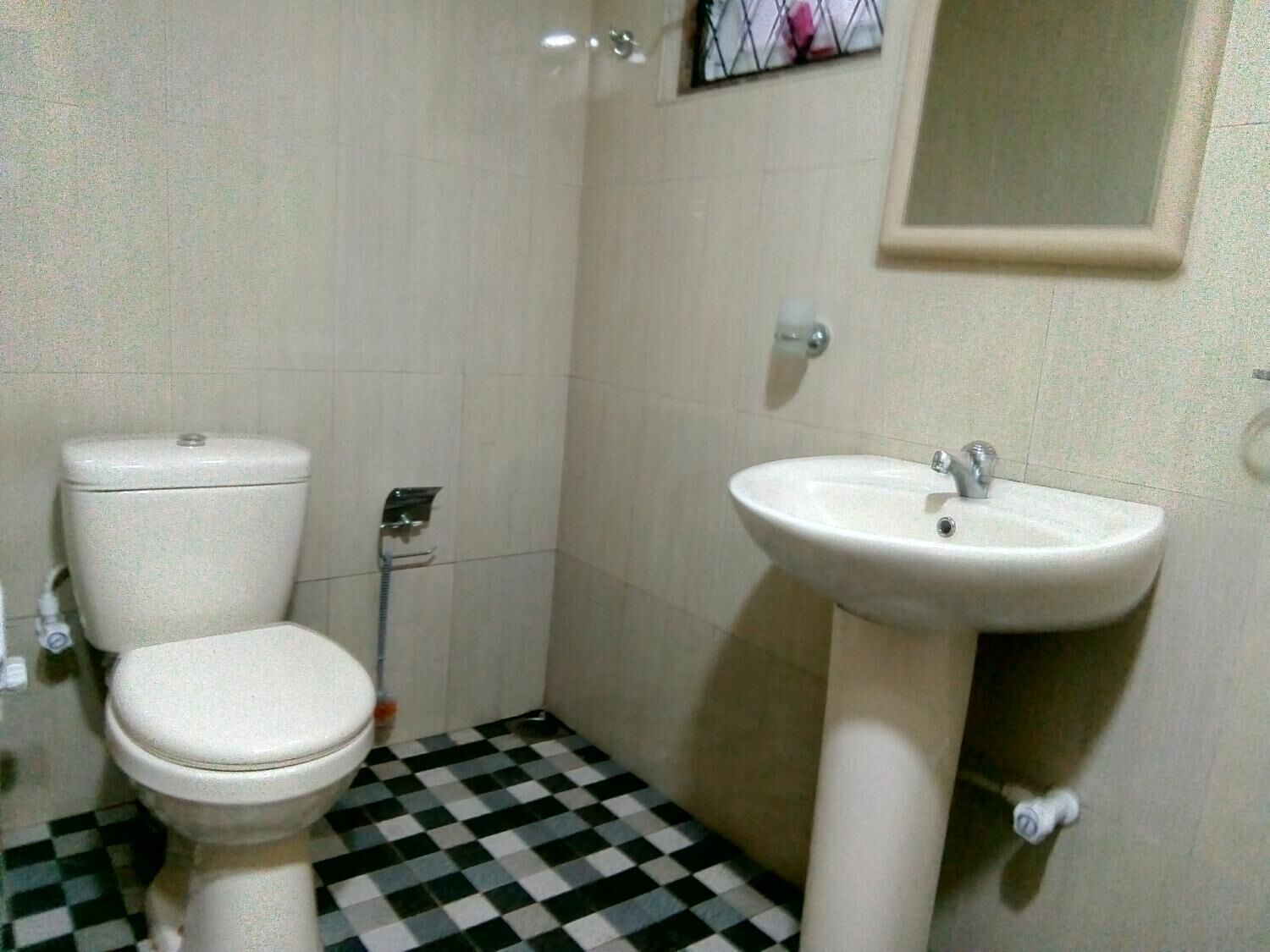 Shower, rainfall showerhead, free toiletries, towels