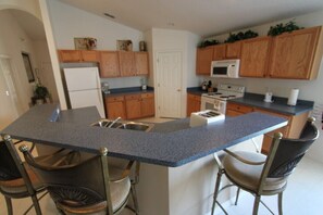 Fridge, microwave, oven, dishwasher - Beautiful 2 storey 4 bed pool home with lake view on gated golfing community. (Kissimmee)