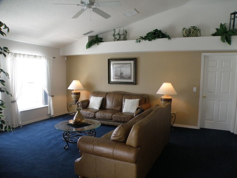 Beautiful 2 Storey 4 Bed Pool Home With Lake View On Gated Golfing Community. - St. Cloud, FL