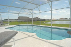 Piscine chauffée, chaises longues