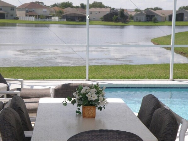 Outdoor dining - Beautiful 2 storey 4 bed pool home with lake view on gated golfing community. (Kissimmee)