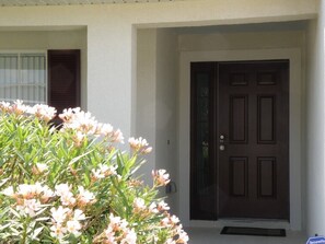 Exterior detail - Beautiful 2 storey 4 bed pool home with lake view on gated golfing community. (Kissimmee)