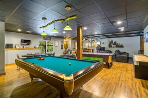 Games room - Luxury Jim Thorpe Retreat - Theater, Game Room, Hot Tub & Summer Adventure (Jim Thorpe)