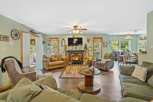 ALL-IN-ONE - GAME ROOM, GOLF SIMULATOR, HOT TUB, BBQ, EV CHARGER in Jim Thorpe! 