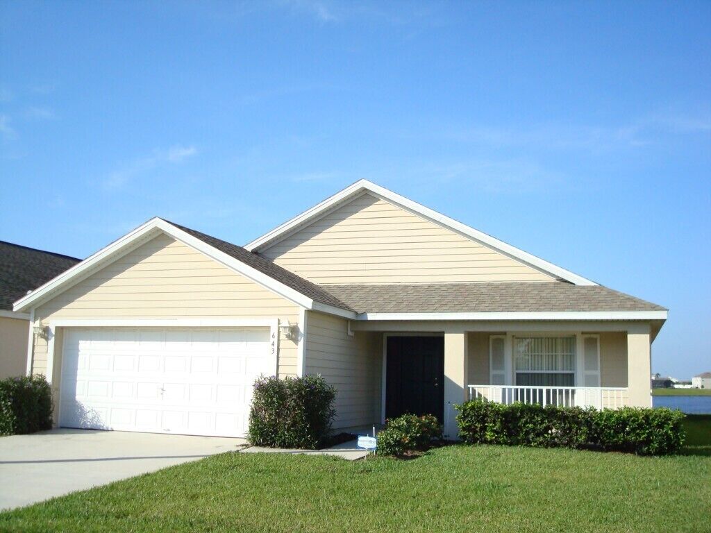 4 bedroom pool home with lake view located on gated golf community of Remington