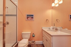 Duschwanne, Haartrockner, Handtücher