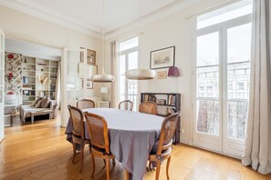 Interior - Flowers in Saint-Martin, by Veeve (Paris)