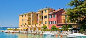 Appartamento Vista Lago: Pool, Garage & Lake View, Desenzano Del Garda, Italy