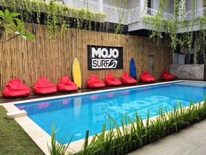 Outdoor pool - Mojosurf Camp Canggu - Hostel (Canggu)