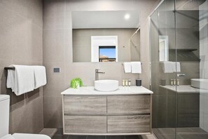 Shower, hair dryer, towels - Astra Apartments Wollongong (Wollongong)
