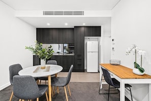 Premium Apartment, 1 Queen Bed, Accessible | Living area